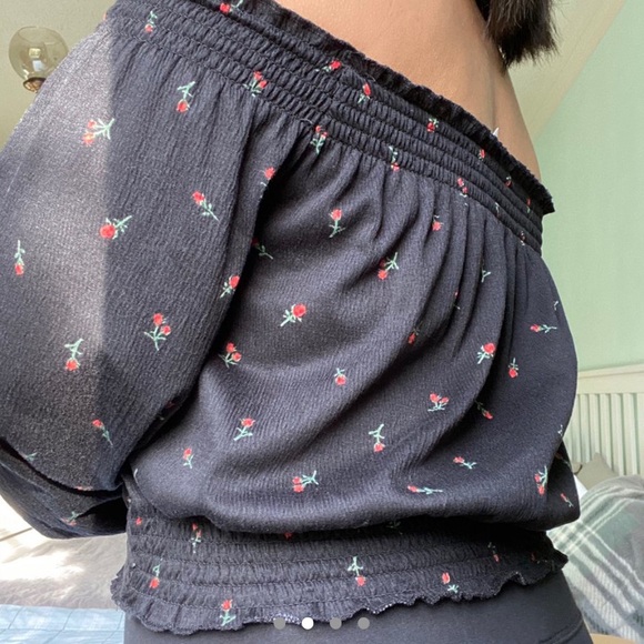 🌹 H&M floral off the shoulder top 🌹 - Picture 2 of 4